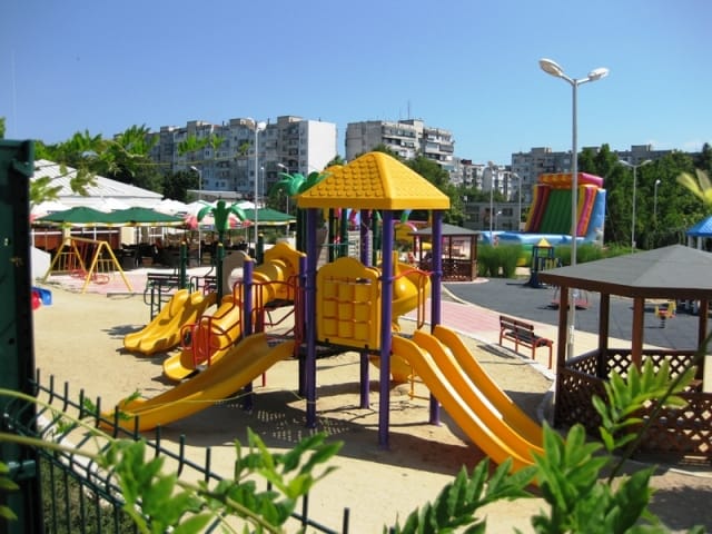 детска площадка с жълта парзалка в парка