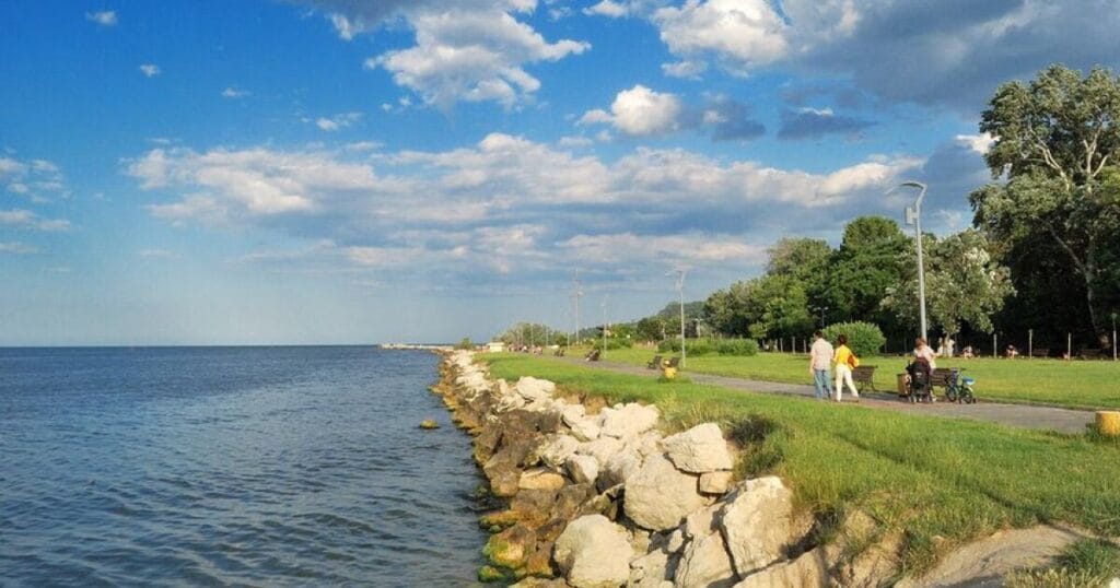 Алея в парка близо до Варненското езеро