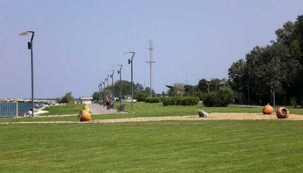 поляна и алея до езерото с обособени пейки по алеята