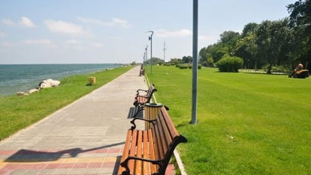 алея с пейки и улични лампи