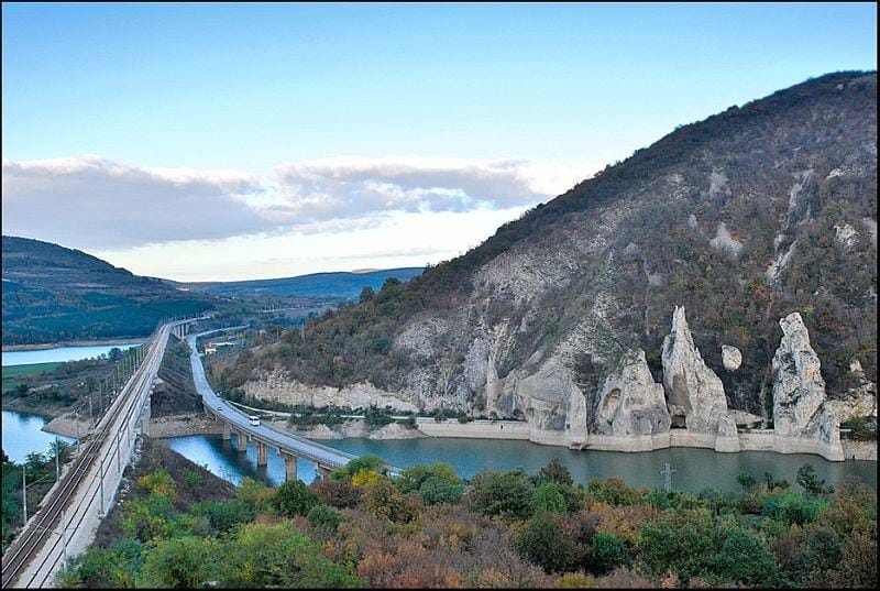пейзажна снимка на скалите и язовира