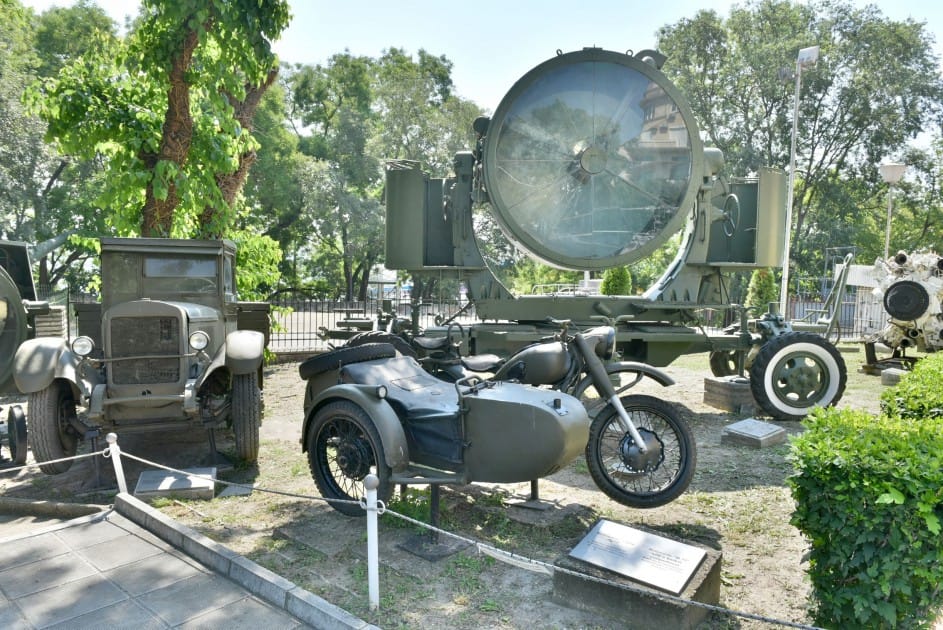 коли и мотори изложени в двора на музея