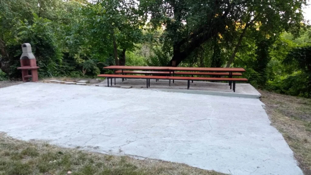тракийска чешма пейки и маси