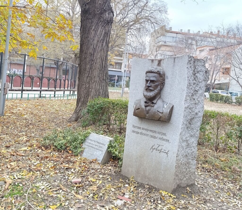 паметник на Христо Ботев в ботевата градина с негов цитат