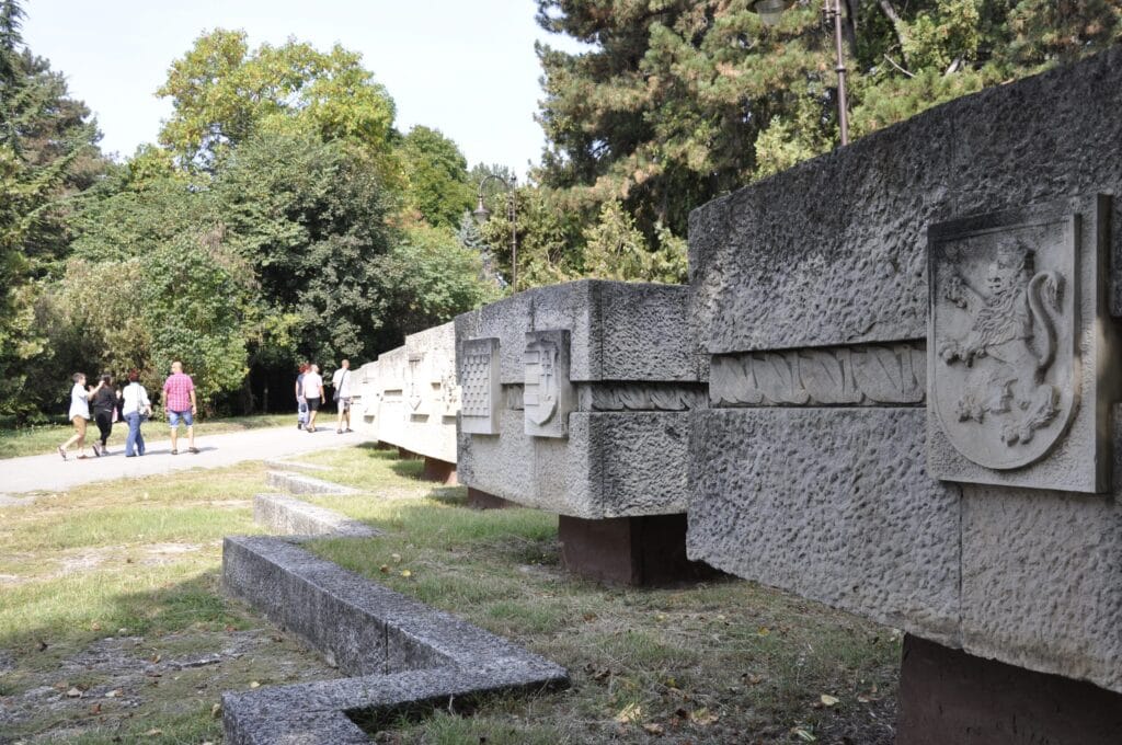 квадратни паметници в градината на парк-музей Владислав Варненчик