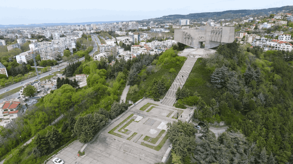 паметника от високо