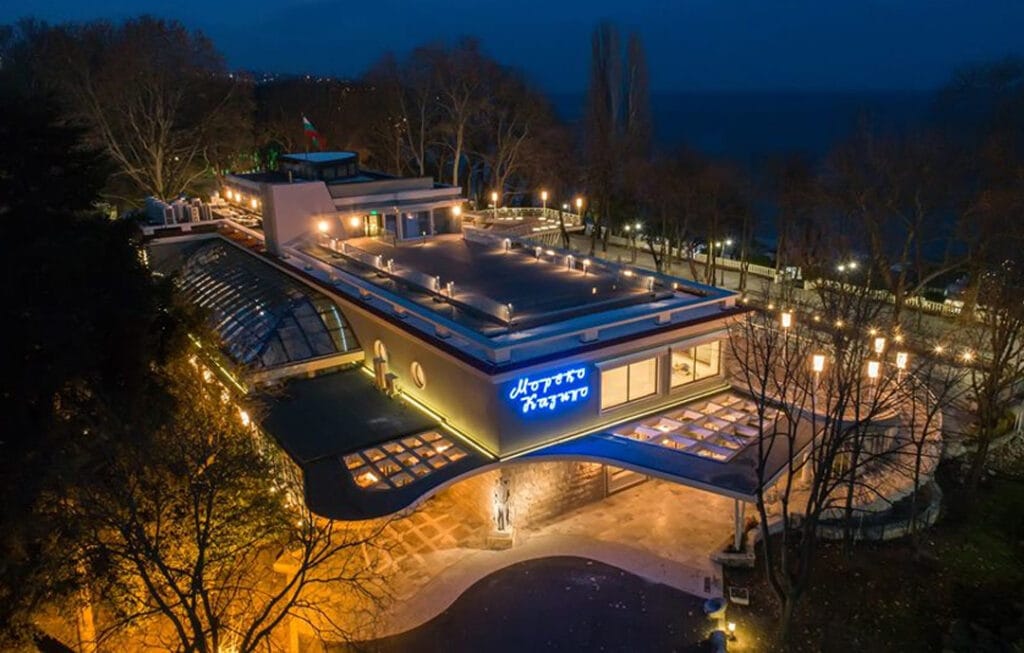 морското казино отвисоко вечер