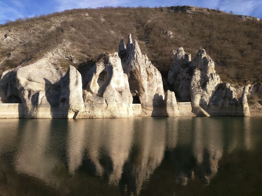 чудните скали