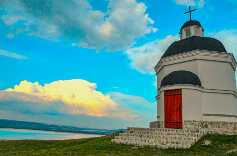 Параклиса над село Падина